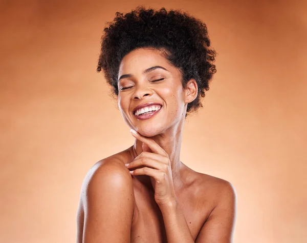 Cosméticos Cuidados Com Pele Mulher Negra Com Sorriso Beleza Natural — Fotografia de Stock