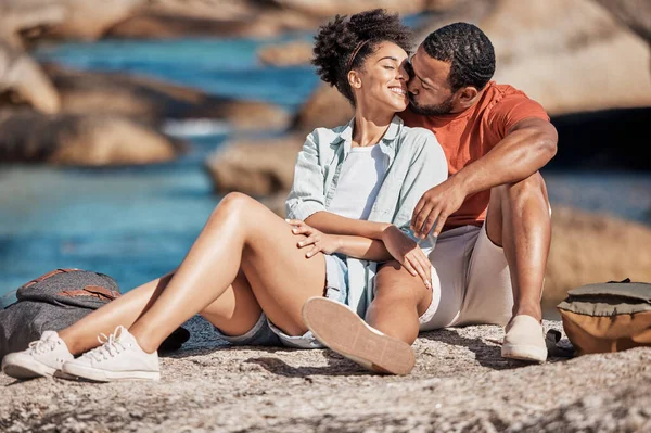 ビーチで岩の上の愛 幸せなカップルはリラックスし 絆を深め 休暇中に抱擁します ロマンチックで穏やかな禅の海辺の休日に海によって幸福 笑顔と若い男と女 — ストック写真