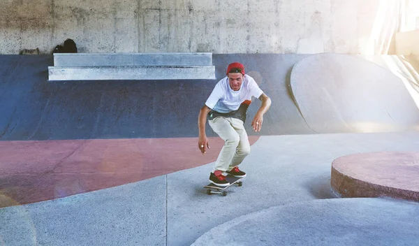 Faz Mais Que Faz Feliz Jovem Patinando Parque Skate — Fotografia de Stock