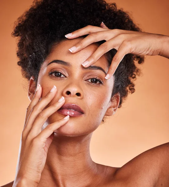 在橙色背景下被隔离在工作室里的黑人妇女的人脸肖像 皮肤护理和美容美发 化妆品 高级化妆品和南非女性为维护面部健康和肌肤健康而进行的皮肤接触 — 图库照片