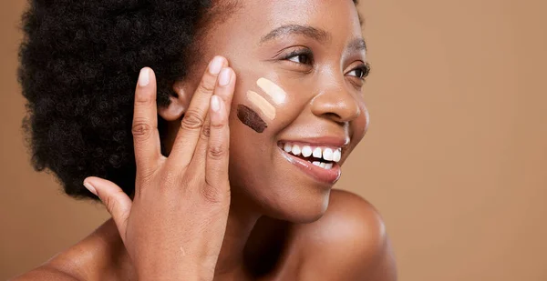 黑人女性 化妆品和皮肤护理的基础美感 健康或健康的色彩测试 在工作室里 快乐的非洲裔 化妆品模特或有着快乐 自我照顾或自爱的面容美感 — 图库照片
