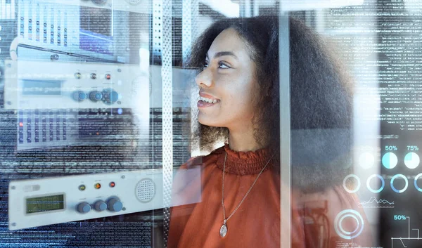 オーバーレイ データセンター 黒人女性は 情報技術 サイバーセキュリティ ネットワークのためのサーバールームでメンテナンスを行っています Happy将来の技術ソフトウェアに取り組むマザーボードの技術者 — ストック写真