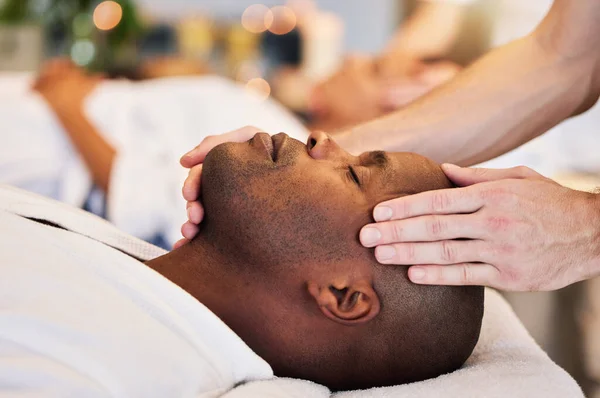 Massage Sömn Och Ansikte Svart Man Ett Spa För Fred — Stockfoto