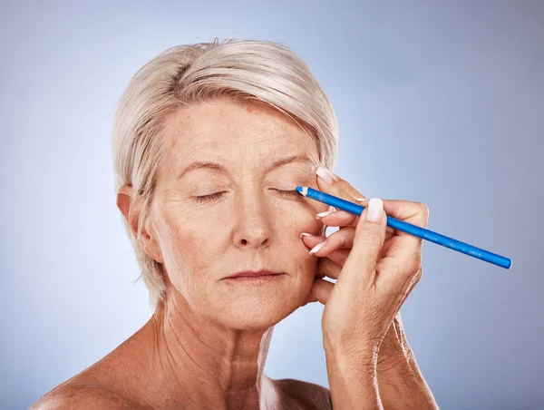 Makeup Kecantikan Dan Wanita Senior Dengan Eyeliner Untuk Warna Wajah — Stok Foto