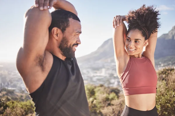 Spor Egzersiz Esneme Siyahi Bir Çiftle Birlikte Doğa Sporuna Hazırlanmak — Stok fotoğraf