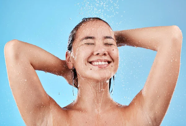 Duş Cilt Bakımı Temizlik Için Stüdyodaki Kadın Sağlık Güzellik Suyu — Stok fotoğraf