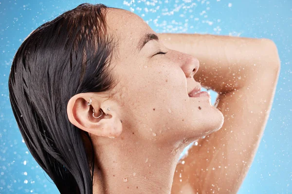 Dusch Vattendroppar Och Glad Kvinna Med Hårvård Ansiktsrengöring Och Kosmetika — Stockfoto