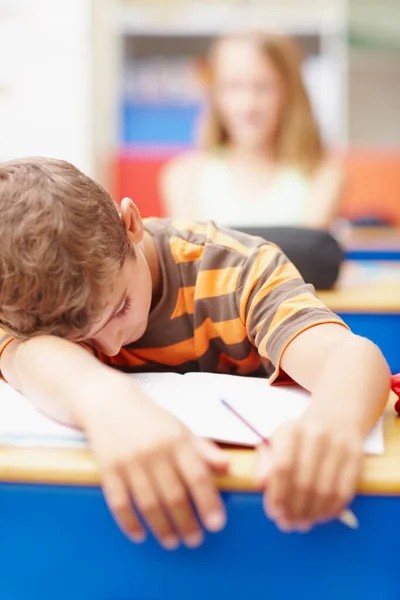 投资于好的维生素补充剂 帮助他们尽力而为 小男孩抱着书桌躺着 在教室中央睡着了 这是抄袭的地方 — 图库照片