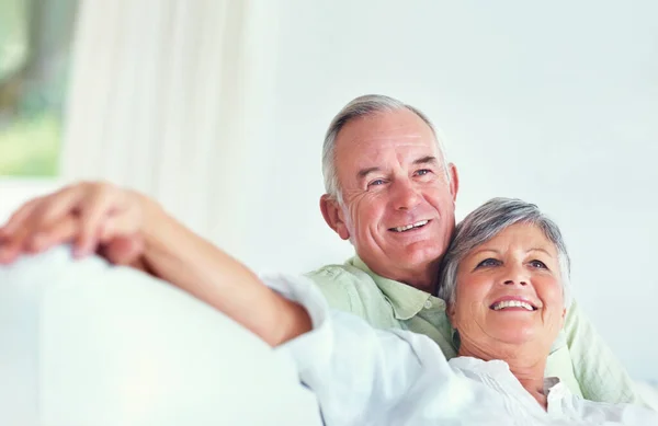 Mature Couple Resting Couch Relaxed Mature Couple Smiling Together While — Stock Photo, Image