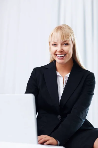 Hermosa Mujer Negocios Con Portátil Hermosa Mujer Negocios Sonriendo Trabajando —  Fotos de Stock