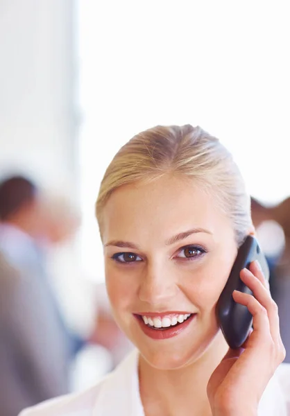 Mujer Negocios Con Teléfono Práctico Primer Plano Linda Joven Ejecutiva — Foto de Stock