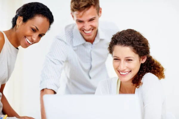 Biznesmeni Pracujący Laptopie Biznesmeni Patrzą Ekran Laptopa Uśmiechają Się — Zdjęcie stockowe