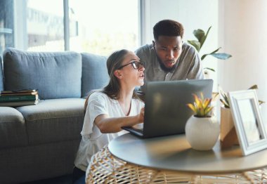 Laptop, araştırma işbirliği ve ödev projesi üzerinde çalışan çeşitlilik öğrencileri. Çevrimiçi çalışma raporunda gen z arkadaşlarının, kadının ve siyah adamın ortaklığı, iletişimi ve takım çalışması işbirliği.