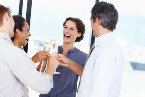 庆祝他们公司的成功 一群商人用香槟酒庆祝他们的成功 — 图库照片