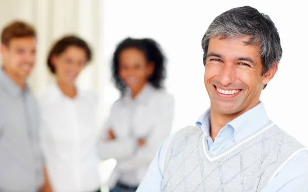 Szczęśliwy Biznesmen Zespołem Tle Portret Dojrzałego Biznesmena Uśmiechającego Się Kolegami — Zdjęcie stockowe
