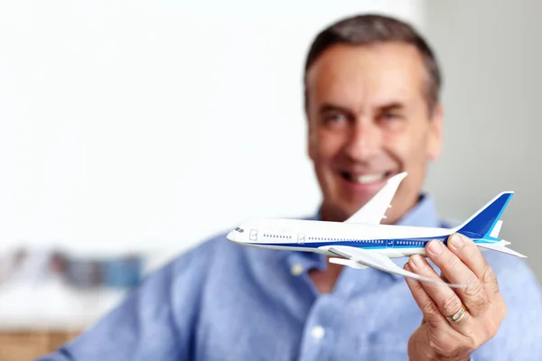 計画旅行 おもちゃの飛行機を保持シニア男 おもちゃの飛行機を保持引退した男のクローズアップ肖像 Copyspace — ストック写真