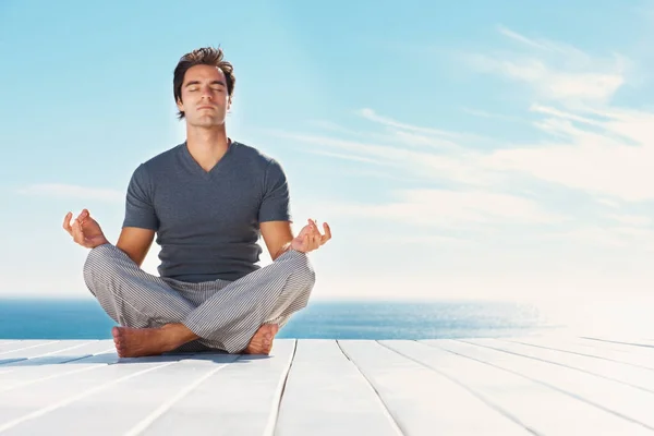 Dışarıda Yoga Yapan Yakışıklı Bir Adam Güneşli Bir Günde Yoga — Stok fotoğraf