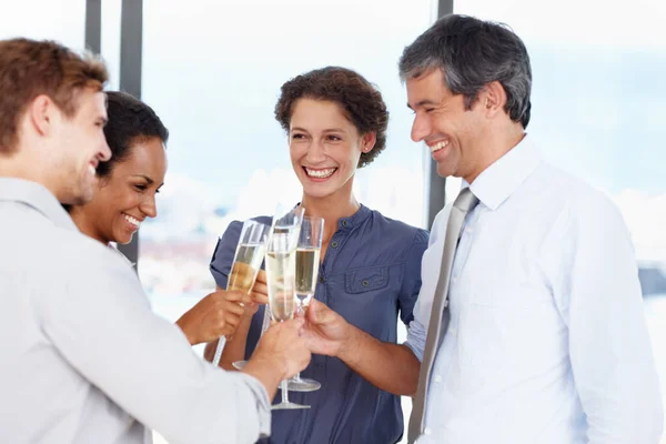 这是给我们的又一个伟大的财政年度 一群商人用香槟酒庆祝他们的成功 — 图库照片