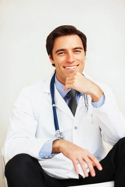 Ευτυχισμένος Νεαρός Άνδρας Γιατρός Στηθοσκόπιο Προσωπογραφία Επιτυχημένου Νεαρού Γιατρού Στηθοσκόπιο — Φωτογραφία Αρχείου
