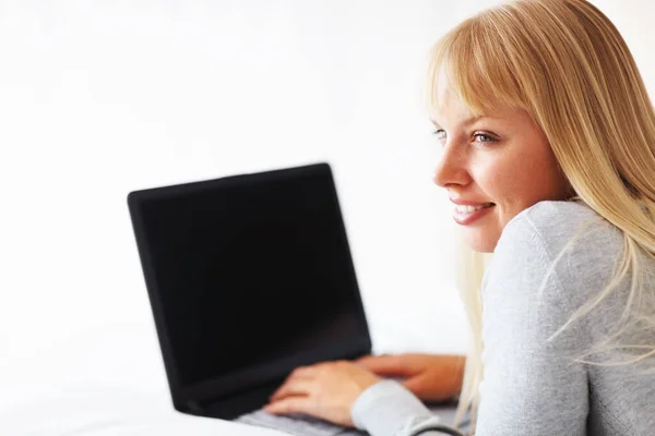 Kobieta Laptopem Jawie Zbliżenie Pięknej Młodej Kobiety Pracującej Laptopie Copyspace — Zdjęcie stockowe