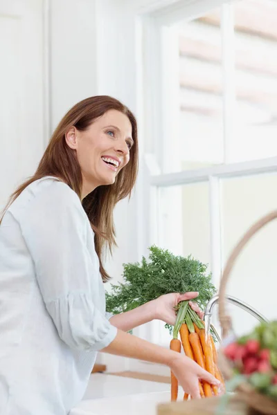 Помойте Перед Готовкой Красивая Женщина Стирает Свежесобранную Морковь Раковине Кухне — стоковое фото