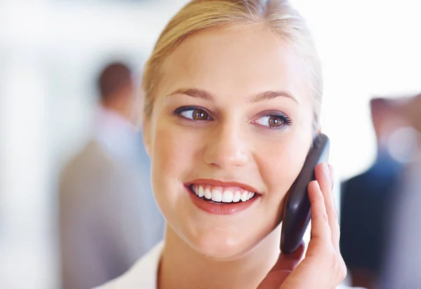 Mujer Negocios Conversando Por Teléfono Primer Plano Bonita Mujer Negocios — Foto de Stock