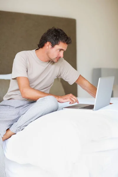Praca Domu Zwyczajnie Ubrany Dojrzały Mężczyzna Korzystający Laptopa Łóżku — Zdjęcie stockowe