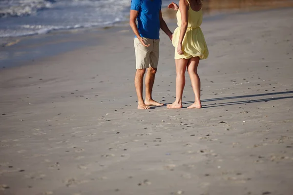 享受海滩的乐趣 海滩上一对深情的夫妇 — 图库照片