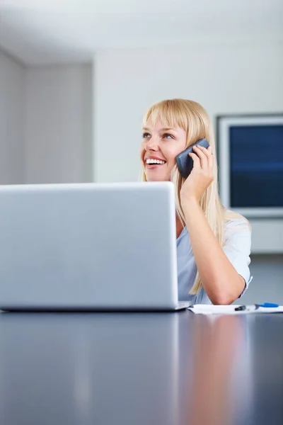 Kobieta Używająca Laptopa Komórki Kobieta Wykonawcza Rozmawia Przez Telefon Komórkowy — Zdjęcie stockowe