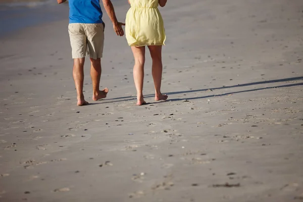 Fotspår Sanden Ett Kärleksfullt Par Som Går Stranden — Stockfoto