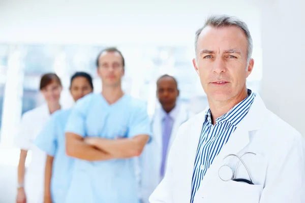 Arzt Mit Medizinischem Personal Arzt Fokus Und Sein Team Hintergrund — Stockfoto