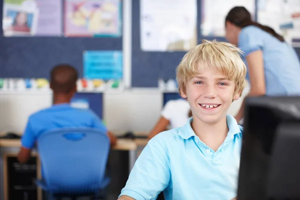 在他的电脑课上很开心计算机课上一个小学生的画像 — 图库照片