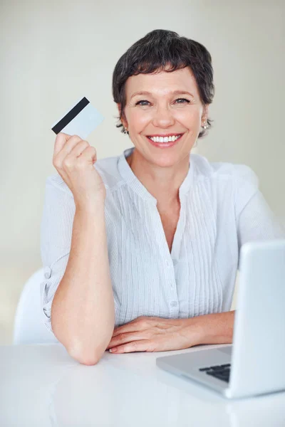 Nternetten Alışveriş Bilgisayarı Kullanırken Kredi Kartı Tutan Mutlu Bir Kadını — Stok fotoğraf