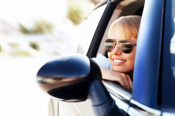 Moderne Lächelnde Frauen Genießen Eine Autofahrt Porträt Einer Schönen Frau — Stockfoto