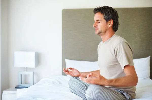 Yatak Odası Meditasyonu Orta Yaşlı Bir Adam Yatakta Oturup Meditasyon — Stok fotoğraf