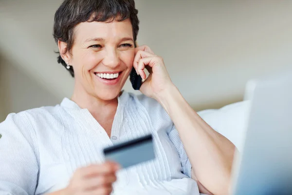 Evden Alış Veriş Kredi Kartı Laptopuyla Gülümseyen Olgun Bir Kadın — Stok fotoğraf