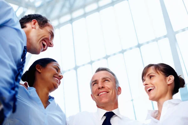 Schließen Team Von Führungskräften Lächelt Tiefblick Auf Das Lachende Führungsteam — Stockfoto