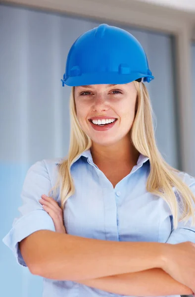 女建筑师双手交叉地站着 身穿蓝色头盔 面带微笑的女建筑师的画像 — 图库照片