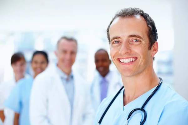 Ledande Läkare Porträtt Lycklig Invånare Med Medicinskt Team Bakgrunden — Stockfoto