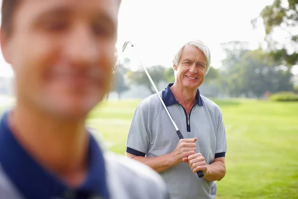 Elinde Golf Sopasıyla Gülümseyen Kıdemli Bir Adam Elinde Golf Sopasıyla — Stok fotoğraf
