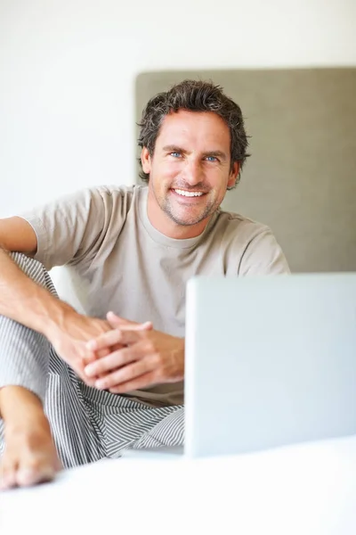 Homem Feliz Usando Laptop Cama Retrato Homem Bonito Sentado Com — Fotografia de Stock