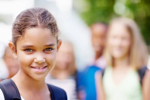 私は学校を誇りに思う Cute Young Multi Ethnic Girl Smiling You Schoolmates Blurred — ストック写真