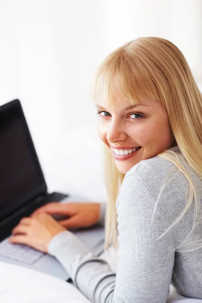 Sammeln Von Informationen Auf Dem Laptop Hübsche Junge Studentin Lächelt — Stockfoto