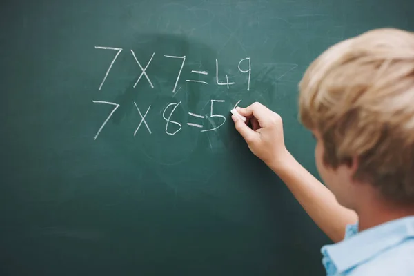 Zlepšuje Matematika Mladý Chlapec Dělá Své Částky Tabuli Kouskem Křídy — Stock fotografie