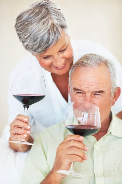 Pasangan Dewasa Menikmati Anggur Pasangan Bahagia Yang Dewasa Tersenyum Sambil — Stok Foto