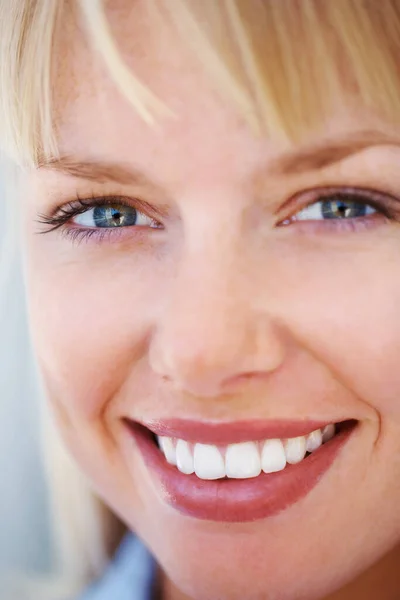 Een Glimlachende Jonge Vrouw Detail Shot Van Mooie Jonge Vrouw — Stockfoto