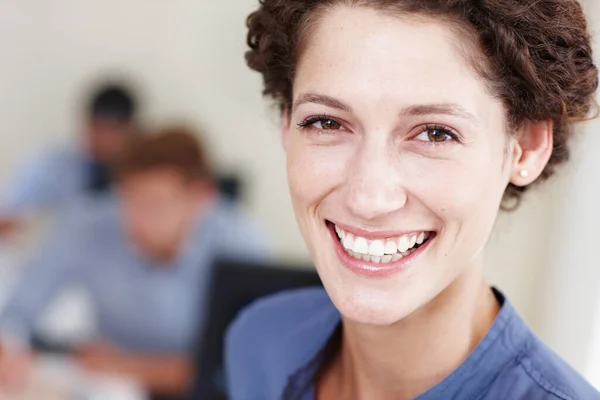 Pozytywne Nastawienie Korporacyjne Zbliżenie Portret Uśmiechniętej Młodej Bizneswoman Kolegami Siedzącymi — Zdjęcie stockowe