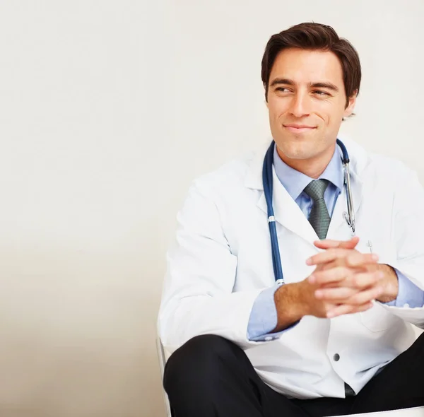 Tankeväckande Ung Manlig Läkare Med Copyspace Porträtt Omtänksam Ung Läkare — Stockfoto