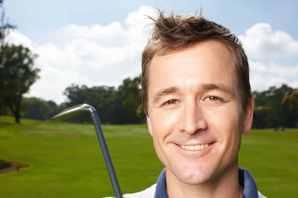 Hırslı Bir Golfçü Golf Sopasını Tutarken Gülümseyen Olgun Bir Adam — Stok fotoğraf