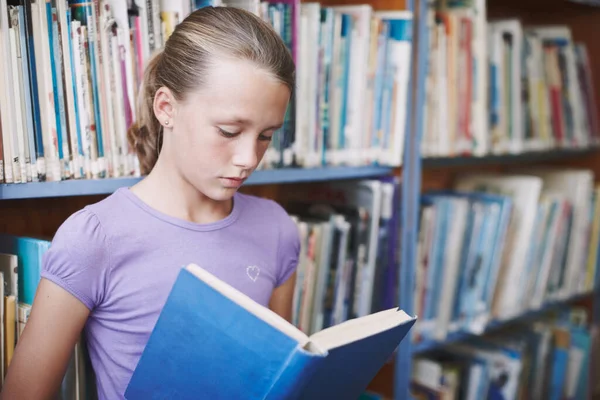 Verloren Woorden Een Schattig Jong Meisje Verdiept Een Boek Bibliotheek — Stockfoto